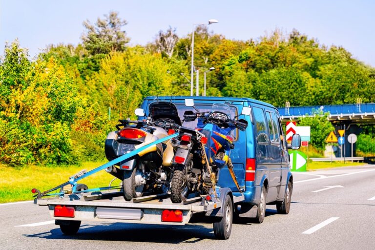 Przewóz quadów i motocykli autolawetą – na co zwrócić uwagę?